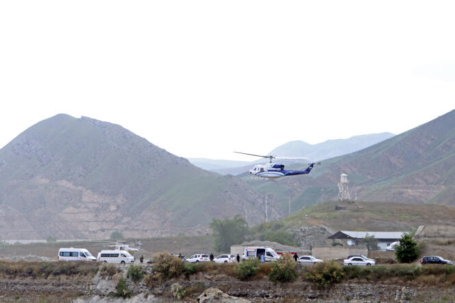 L’hélicoptère transportant le président iranien Ebrahim Raïssi au moment de son décollage, à la frontière iranienne avec l’Azerbaïdjan, le 19 mai 2024.