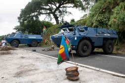 Des blindés de la gendarmerie déployés à Païta, en Nouvelle-Calédonie, le 19 mai 2024.
