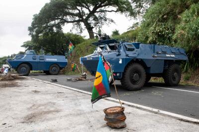 Des blindés de la gendarmerie déployés à Païta, en Nouvelle-Calédonie, le 19 mai 2024.