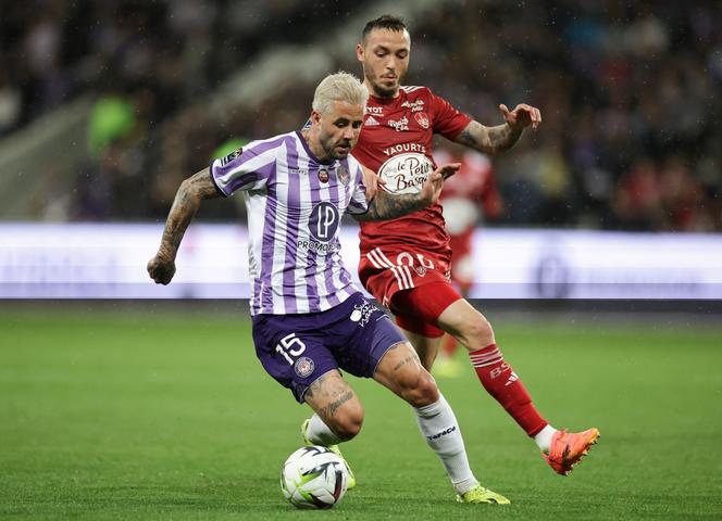 Le milieu de terrain norvégien de Toulouse, Aron Leonard Dönnum, avec le milieu de terrain franco-portugais de Brest, Mathias Pereira Lage, lors du match de football de Ligue 1 entre Toulouse (TFC) et le Stade brestois 29 (Brest) au Stadium TFC, à Toulouse, le 19 mai 2024. 