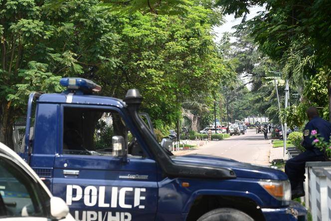 La police congolaise sécurisent les rues de Kinshasa après que l’armée congolaise a déclaré avoir « déjoué un coup d’Etat », le 19 mai 2024.