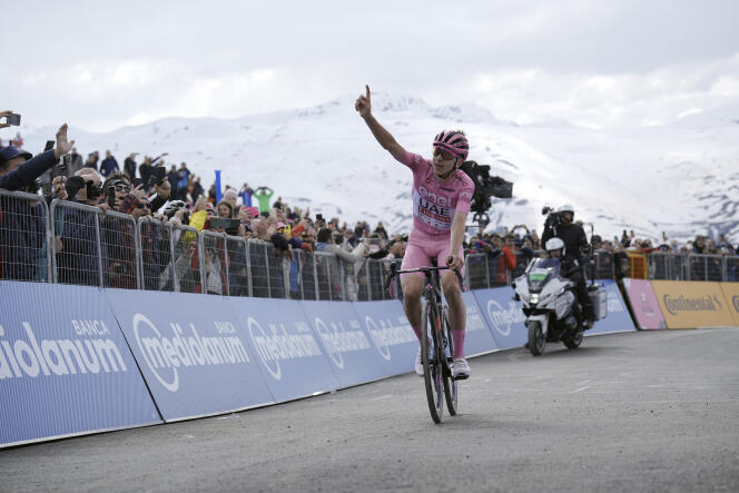 Tadej Pogacar celebra su victoria en la 15ª etapa del Giro, el 19 de mayo de 2024 en Livigno.