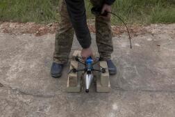 Un soldat ukrainien de la 92e brigade d’assaut équipe un drone-suicide avec une charge explosive, dans l’oblast de Kharkiv, le 16 mai 2024.