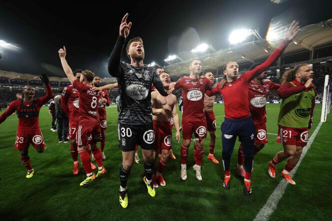 La joie des joueurs de Brest, après leur victoire à Toulouse (3-0), dimanche 19 mai 2024, les qualifiant pour la prochaine édition de la Ligue des champions. 