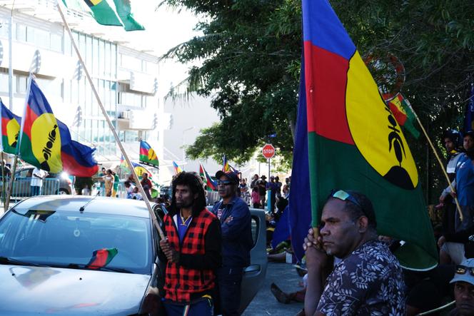 A rally organized by the Field Coordination Unit (CCAT) in front of the Nouméa court, on May 13, 2024, to support 14 activists accused of obstructing traffic and damaging property.