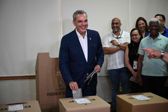 El presidente dominicano Luis Abinader vota en la primera vuelta de las elecciones presidenciales en Santo Domingo, República Dominicana, el 19 de mayo de 2024.