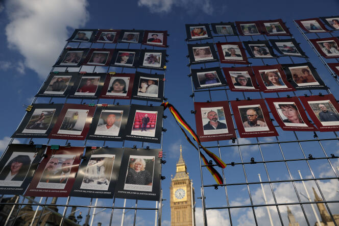 Se muestran fotografías de las víctimas de la sangre contaminada en una vigilia, antes de la publicación del informe final de la investigación, en Londres, el 19 de mayo de 2024. 