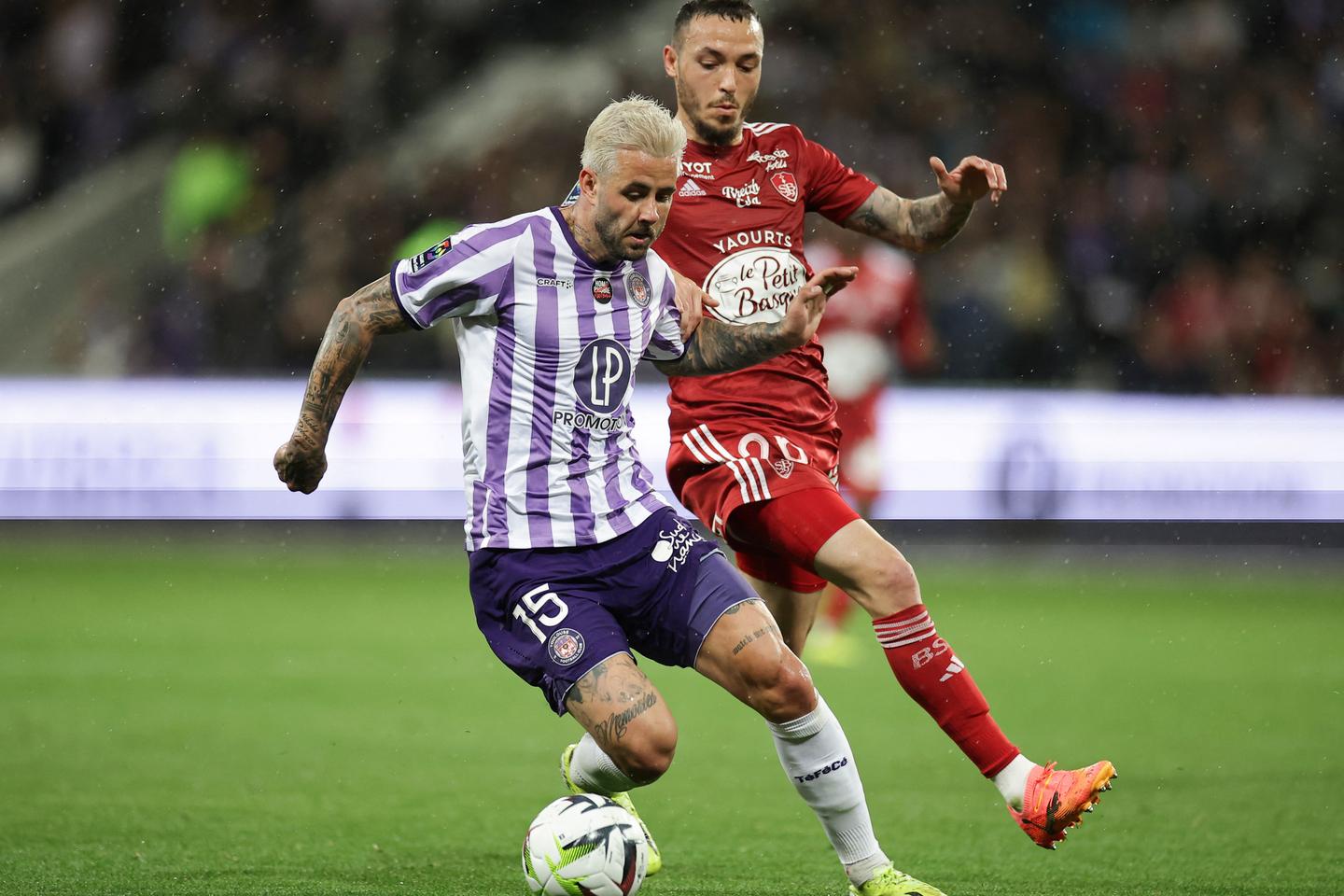 Enquête pour injure raciste visant Aron Dönnum : le parquet de Toulouse s’empare de l’affaire après un geste polémique en Ligue 1 Enquête pour injure raciste visant Aron Dönnum : le parquet de Toulouse s’empare de l’affaire après un geste polémique en Ligue 1