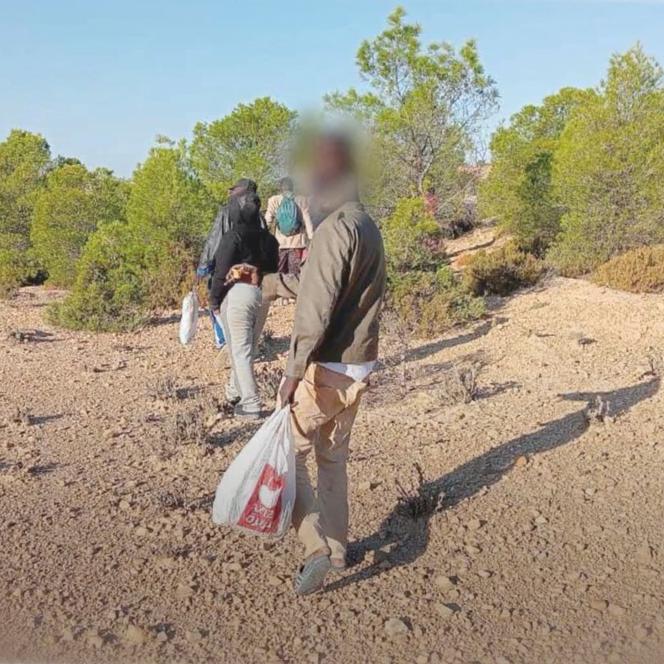 François ainsi que 300 autres candidats africains à l’exil ont été abandonnés par la garde nationale tunisienne dans une zone désertique, à la frontière algérienne, avec très peu d’eau et de nourriture. François a pris des photos. 