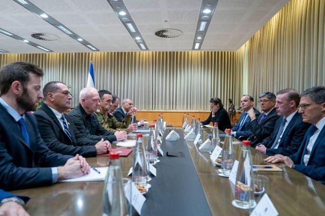 Le ministre de la défense israélien, Yoav Gallant (3ᵉ à gauche), fait face au conseiller à la sécurité nationale des Etats-Unis, Jake Sullivan (2ᵉ à droite), lors d’une rencontre à Tel-Aviv, le 20 mai 2024.