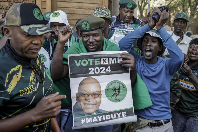 Partidarios del nuevo partido del ex presidente Jacob Zuma, uMkhonto weSizwe (MK), en campaña para las elecciones generales del 29 de mayo de 2024. 