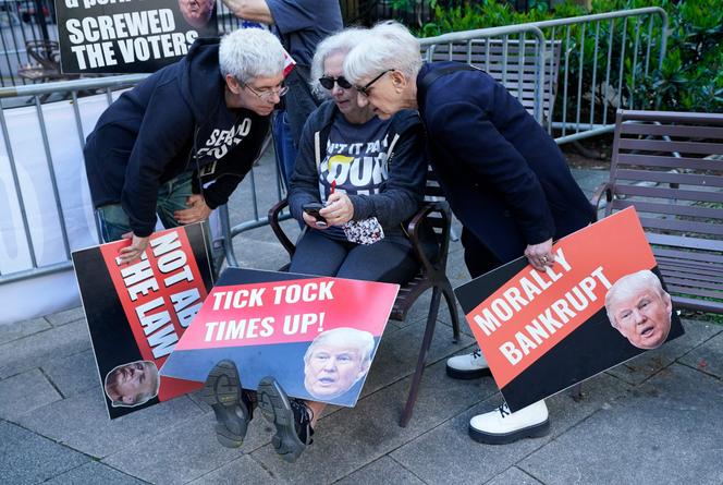 Manifestantes anti-Trump durante el juicio penal del expresidente en el Tribunal de Manhattan en Nueva York el 20 de mayo de 2024.