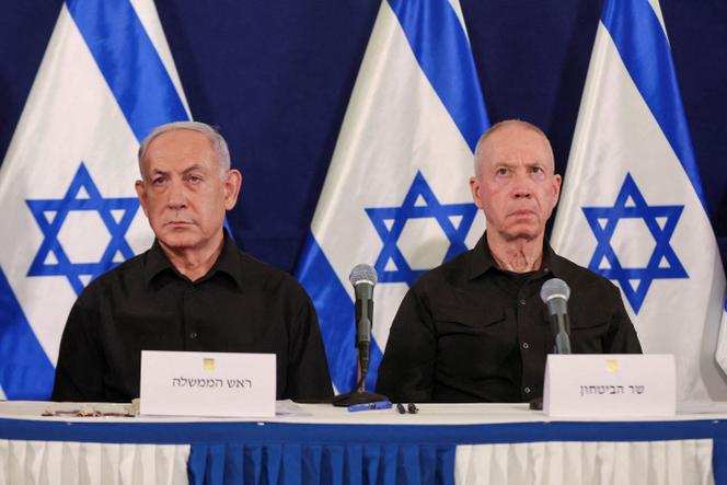Le premier ministre israélien, Benyamin Nétanyahou,  et le ministre de la défense israélien, Yoav Gallant, lors d’une conférence de presse à Tel-Aviv, le 28 octobre 2023.