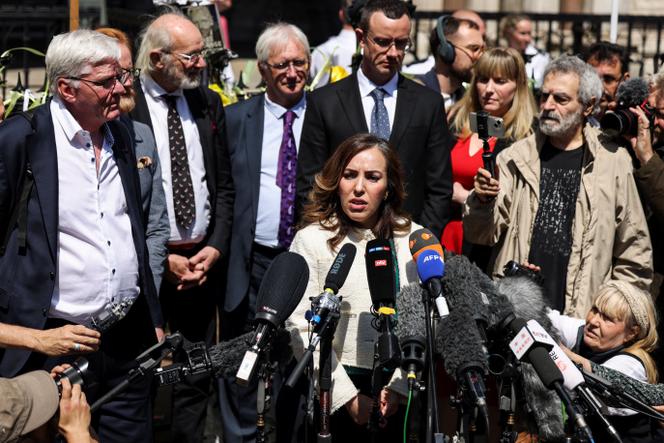 La esposa de Julian Assange, Stella Assange, habla frente al Tribunal Superior de Londres mientras se anuncia el veredicto. 