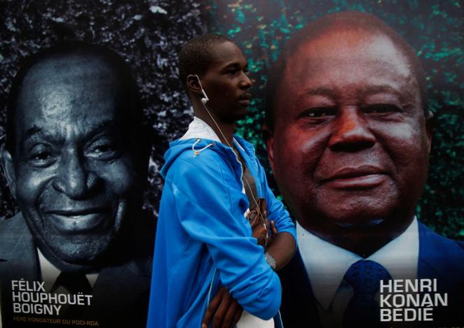 Les murs d’Abidjan se sont couverts d’affiches de l’ancien président Henri Konan Bédié à sa mort, le 1er août 2024, au côté de Félix Houphouët-Boigny, considéré comme le père de la nation et créateur du Parti démocratique de Côte d’Ivoire (PDCI).
