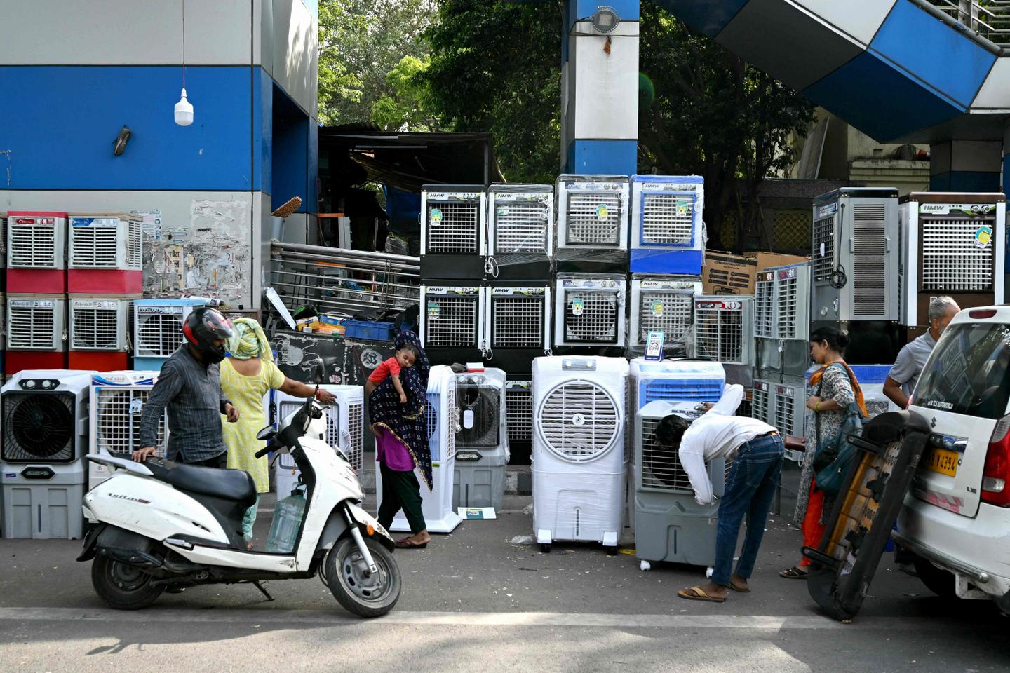 India shuts schools as temperatures soar