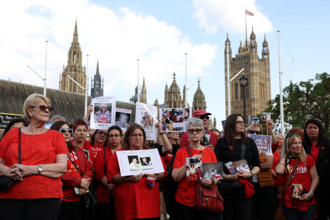 Manifestación de familiares de víctimas de sangre contaminada, en Londres, el 19 de mayo de 2024.