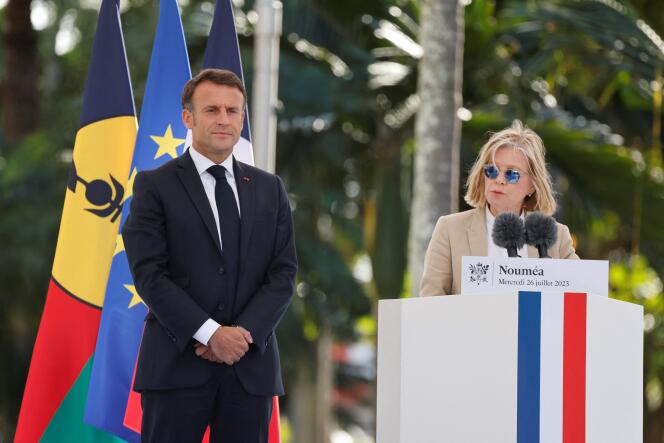 Emmanuel Macron y la alcaldesa de Numea, Sonia Lagarde, en la Place des Cocotiers de Numea, el 26 de julio de 2023.