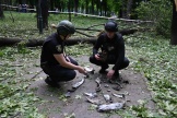 Des policiers ukrainiens examinent des fragments d’un missile dans le parc central de Kharkiv, le 19 mai 2024.
