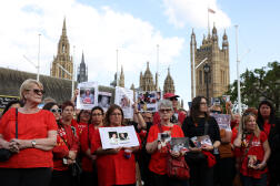 Des proches de victimes du sang contaminé manifestent à Westminster, à Londres, le 19 mai 2024
