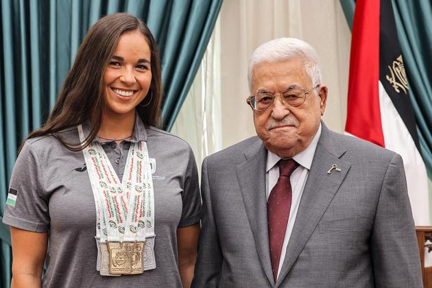 La nageuse Valerie Tarazi, multimédaillée lors des Jeux sportifs arabes d’Alger, et le président de l’Autorité palestinienne, Mahmoud Abbas, à Ramallah, en Cisjordanie, le 4 août 2023. 