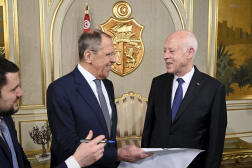 Le président tunisien, Kais Saïed (à droite), et le ministre russe des affaires étrangères, Sergueï Lavrov, à Tunis, le 21 décembre 2023.