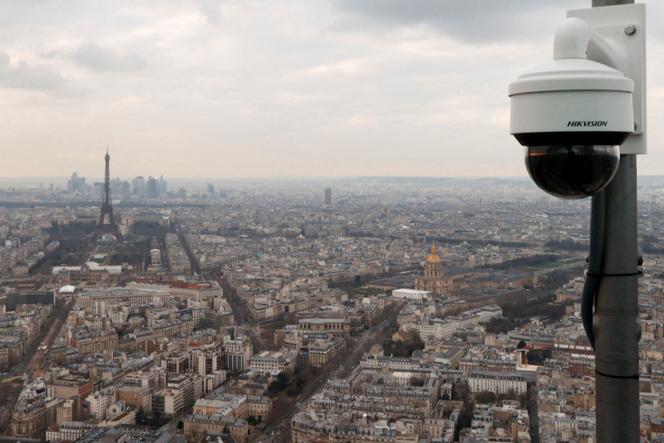 Une caméra de surveillance, à Paris, le 6 mars 2024.