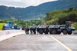 Des agents de sécurité et des véhicules blindés de la gendarmerie montent la garde près de Païta, en Nouvelle-Calédonie, le 19 mai 2024.