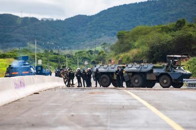 Des agents de sécurité et des véhicules blindés de la gendarmerie montent la garde près de Païta, en Nouvelle-Calédonie, le 19 mai 2024.