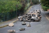 Des véhicules brûlés dans le quartier Magenta à Nouméa, en Nouvelle-Calédonie,  le 21 mai 2024. 