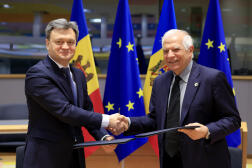 Le premier ministre moldave, Dorin Recean, et le chef de la diplomatie des Vingt-Sept, Josep Borrell, à Bruxelles, le mardi 21 mai 2024.