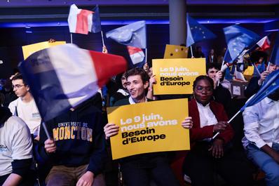 Des partisans de Valérie Hayer, lors d’un meeting de la tête de liste Renaissance, à Paris, le 7 mai 2024. 