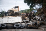 Des voitures et des pneus brûlés sur un barrage routier à l’entrée du quartier de Montravel, à Nouméa (Nouvelle-Calédonie), le 21 mai 2024.