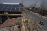 Des panneaux solaires sur le toit d’une maison dans la banlieue rurale de Jinan, dans la province du Shandong (est de la Chine), le 21 mars 2024.