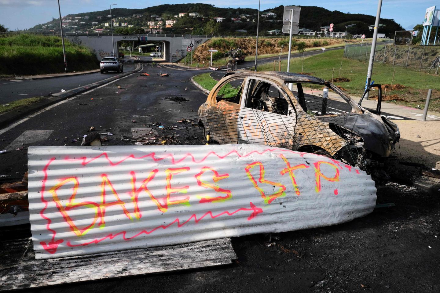 Regarder la vidéo Emeutes en Nouvelle-Calédonie : « L’ordre républicain n’est pas rétabli », déplorent les loyalistes