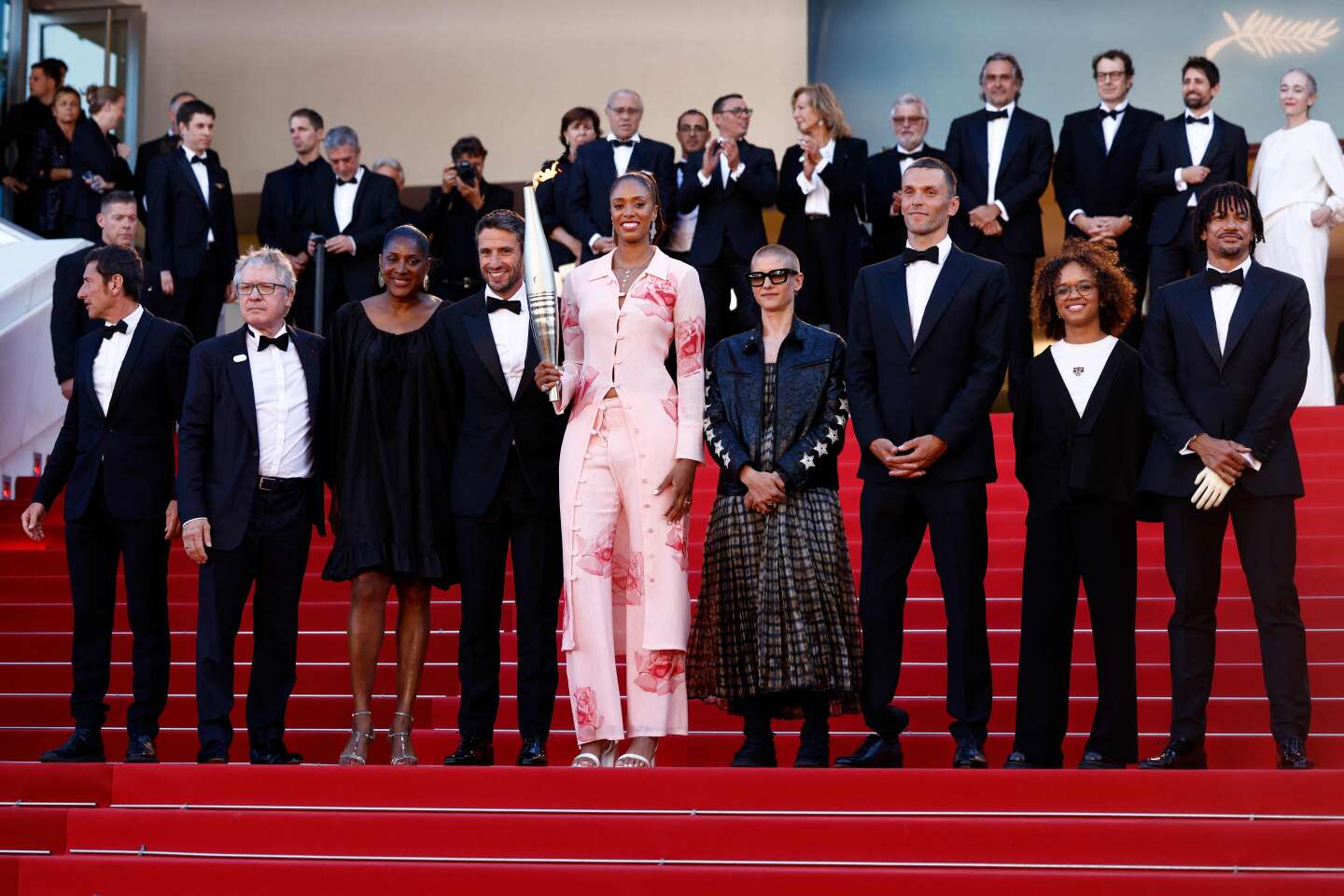 Regarder la vidéo Cannes 2024 : la flamme olympique s’invite sur le tapis rouge