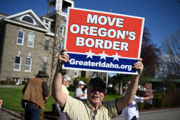Des partisants du Greater Idaho Movement dans la ville d’Enterprise, en Oregon, le 12 mai 2023.