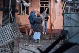 Des habitants inspectent les restes de leur maison détruite après une attaque de drone russe dans la banlieue de Kharkiv, le 21 mai 2024.