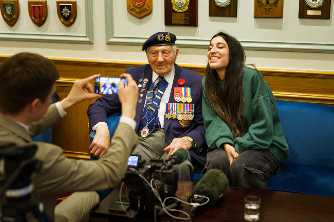 Mervyn Kersh, 100 ans cette année, vétéran de la Royal Army Service Corps, le 26 avril 2024 à l’Union Jack Club de Londres.
