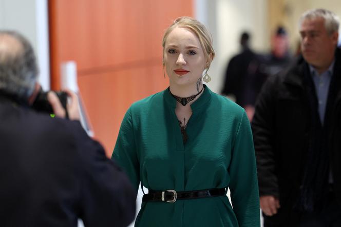 Mila Orriols, lors du procès au cours duquel six accusés devaient répondre de harcèlement en ligne et de menaces de mort à l’encontre de l’adolescente qui publiait des tirades contre l’islam sur les réseaux sociaux, à Paris, le 11 avril 2022.