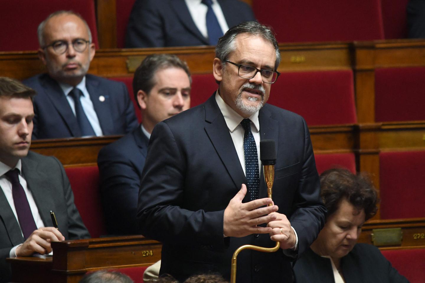 カイユ出身のルネッサンス派議員2人は、独立反対派の分裂を背景に対立している。