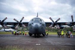 Evacuation de touristes étrangers par avion militaire de l’aérodrome de Magenta, à Nouméa, en Nouvelle-Calédonie, comme le 21 mai 2024.