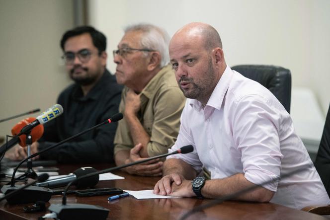Christophe Gygès (à droite) lors du point presse du gouvernement local de Nouvelle-Calédonie, le 22 mai 2024.