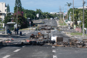 Une rue parsemée de débris brûlés, à Noumea, en Nouvelle-Calédonie, le 18 mai 2024. 