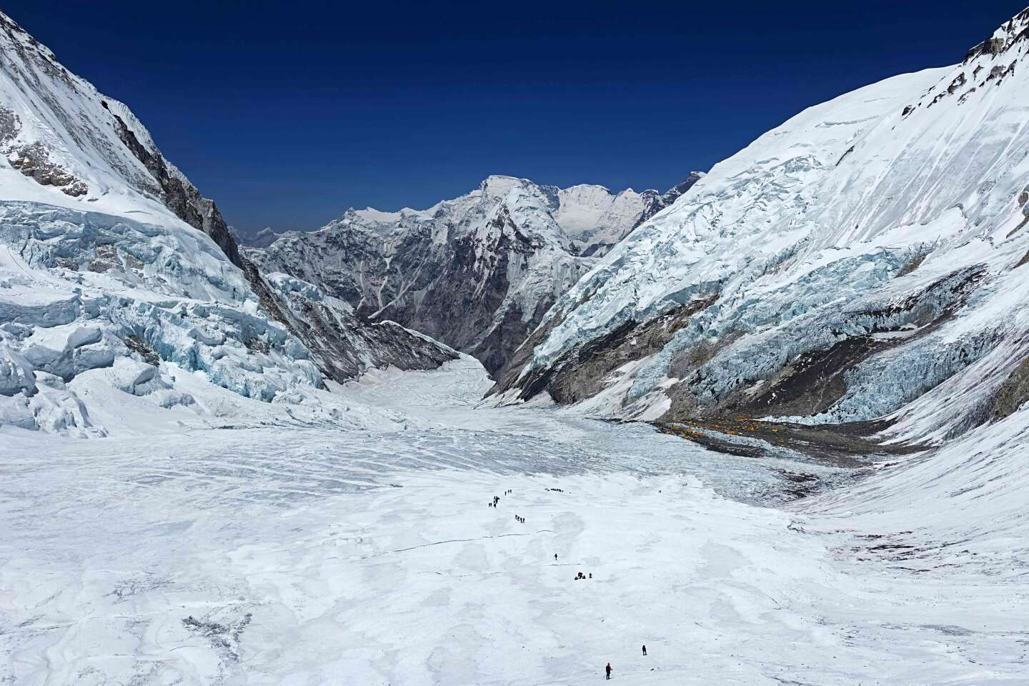 Regarder la vidéo Phunjo Lama, alpiniste népalaise, établit un nouveau record féminin pour l’ascension de l’Everest