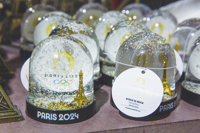Vente de produits souvenirs, à l’occasion des Jeux olympiques de Paris 2024. 