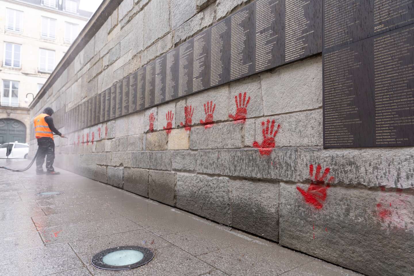 Regarder la vidéo Mains rouges sur le Mémorial de la Shoah : l’enquête esquisse la piste d’une ingérence étrangère