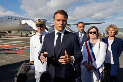 Emmanuel Macron s’adresse à la presse à son arrivée à l’aéroport international de Nouméa, le 23 mai 2024. 
