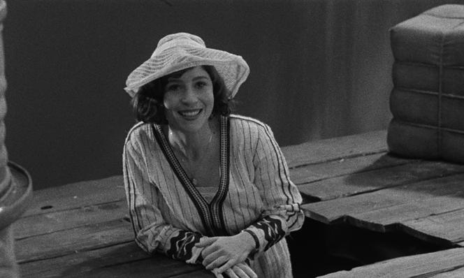 Molly (Crista Alfaiate) dans « Grand tour », de Miguel Gomes.