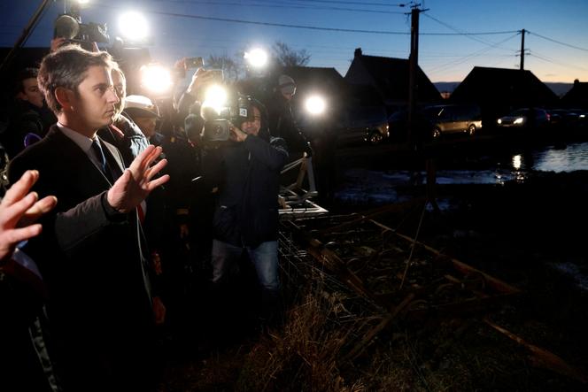Gabriel Attal, lors de son premier déplacement en tant que premier ministre, à Clairmarais (Pas-de-Calais), le 9 janvier 2024, après les inondations.